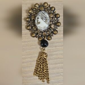 RARE VINTAGE WOMAN CAMEO CARVED STONE BRASS FRINGE BROOCH PIN PENDANT